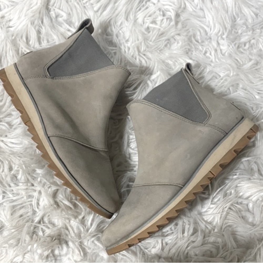 SOREL Harlow Chelsea boots taupe leather slip-on simple clean lines Women’s sz 8